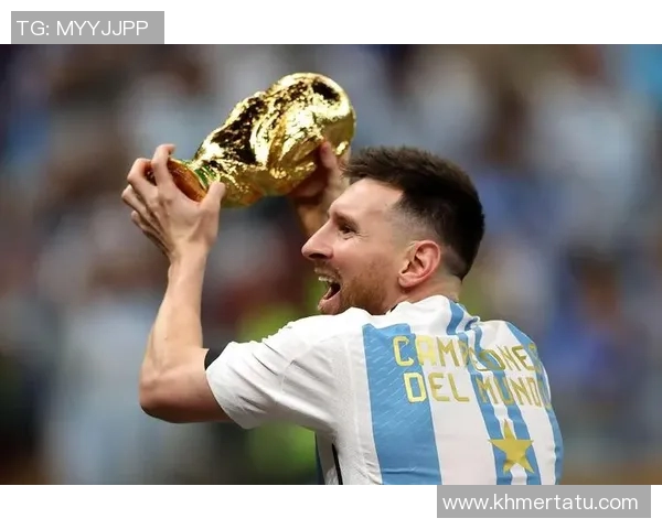 足球巨星的传奇人生与场上荣耀：从青涩少年到世界之巅的成长轨迹